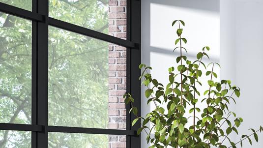 Küchenimpression in weiß mit dunkleren Holzakzenten und kleinem Esstisch